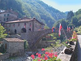 Beautiful Cottage in Pescia with Hot Tub