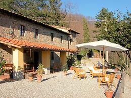 Beautiful Cottage in Pescia with Hot Tub