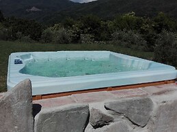 Beautiful Cottage in Pescia with Hot Tub