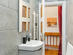 Belvilla by OYO Pleasant Apartment With Courtyard