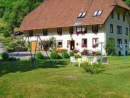 Country-style Flat With Garden