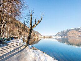 Child Friendly Apartment in Zell am See near Lake