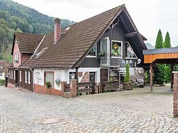 Rustic Holiday Home With Balcony