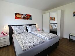 Nice Apartment in Detached House with Large Garden near Town Center & 