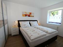 Nice Apartment in Detached House with Large Garden near Town Center & 