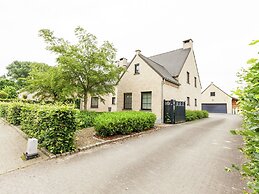 Beautiful Villa with Sauna & Hot Tub in the Region Haspengouw