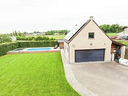 Beautiful Villa with Sauna & Hot Tub in the Region Haspengouw