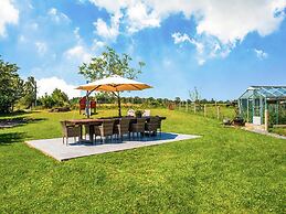 Villa in Bitvre With Garden