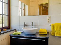 Villa in Bitvre With Garden