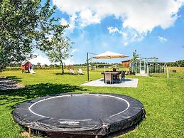 Villa in Bitvre With Garden