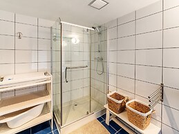 Beautiful Group House With Large Garden