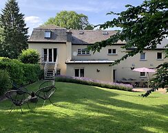 Beautiful Group House With Large Garden