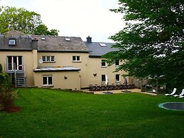 Beautiful Group House With Large Garden