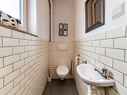 Beautiful Group House With Large Garden