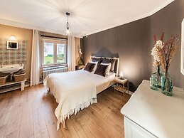 Beautiful Group House With Large Garden