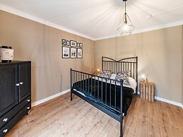 Beautiful Group House With Large Garden