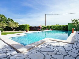 Lovely Holiday Home With Private Infinity Pool, Great Garden With Terr