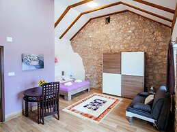 Lovely Holiday Home With Private Infinity Pool