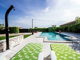 Lovely Holiday Home With Private Infinity Pool