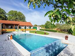 Lovely Holiday Home With Private Infinity Pool