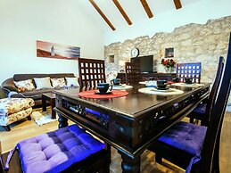 Lovely Holiday Home With Private Infinity Pool