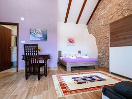 Lovely Holiday Home With Private Infinity Pool