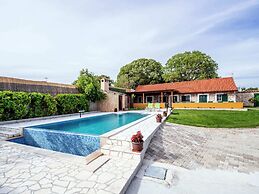 Lovely Holiday Home With Private Infinity Pool, Great Garden With Terr