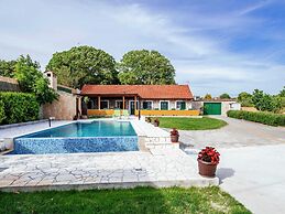 Lovely Holiday Home With Private Infinity Pool