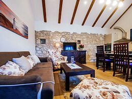 Lovely Holiday Home With Private Infinity Pool