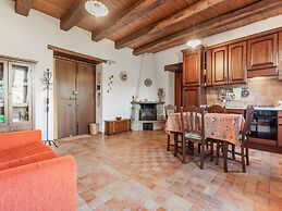 Vibrant Cottage near Lake in Bomba
