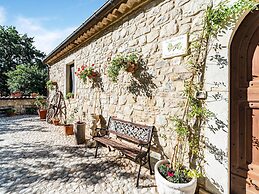 Vibrant Cottage near Lake in Bomba