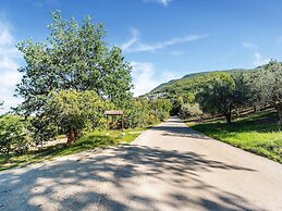 Vibrant Cottage near Lake in Bomba