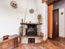 Vibrant Cottage near Lake in Bomba