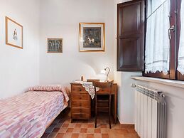Vibrant Cottage near Lake in Bomba
