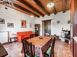 Vibrant Cottage near Lake in Bomba