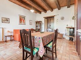Vibrant Cottage near Lake in Bomba