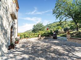 Vibrant Cottage near Lake in Bomba