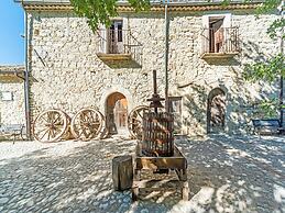 Vibrant Cottage near Lake in Bomba
