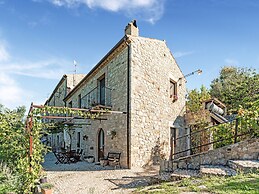 Vibrant Cottage near Lake in Bomba
