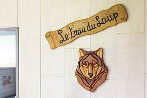 Perfect Spot on Edge of Large Woods with Hot Tub