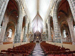 Perfect Spot on Edge of Large Woods with Hot Tub