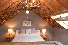 Perfect Spot on Edge of Large Woods with Hot Tub