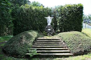 Perfect Spot on Edge of Large Woods with Hot Tub