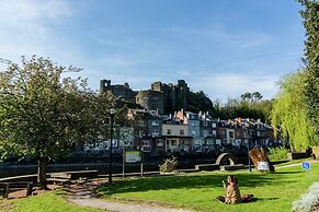 Perfect Spot on Edge of Large Woods with Hot Tub