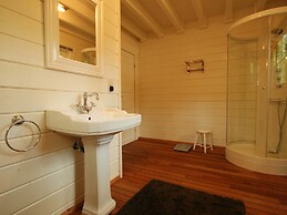 Countryside Chalet in Bomal sur Ourthe With Sauna, Balcony