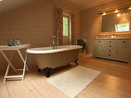 Countryside Chalet in Bomal sur Ourthe With Sauna, Balcony