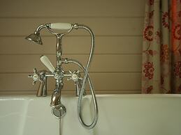 Countryside Chalet in Bomal sur Ourthe With Sauna, Balcony