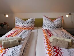 Allergy Friendly Holiday Home near Beach with Lake View