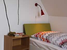 Allergy Friendly Holiday Home near Beach with Lake View