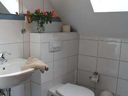 Allergy Friendly Holiday Home near Beach with Lake View